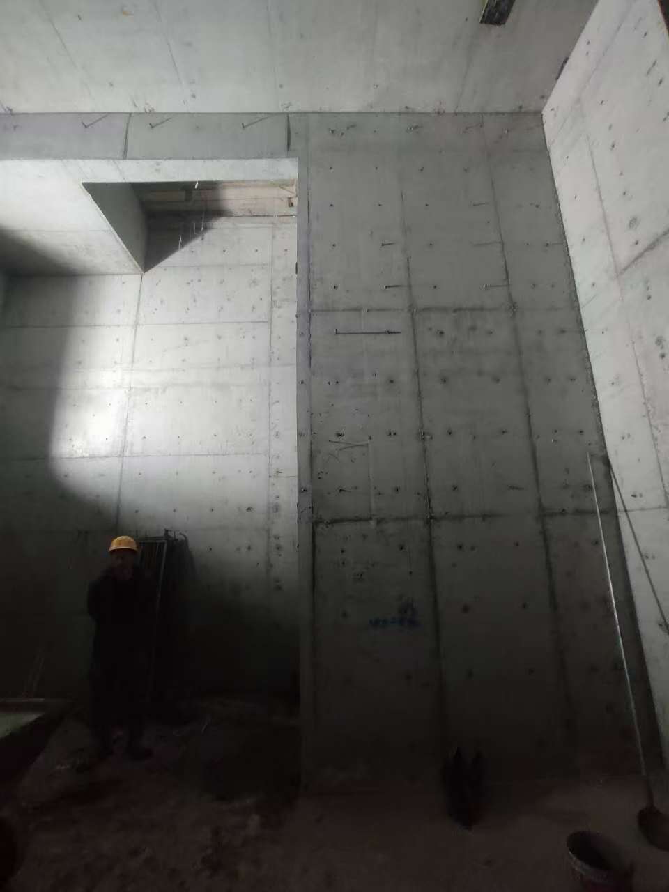 竞秀墙上开槽钢筋断了有影响吗